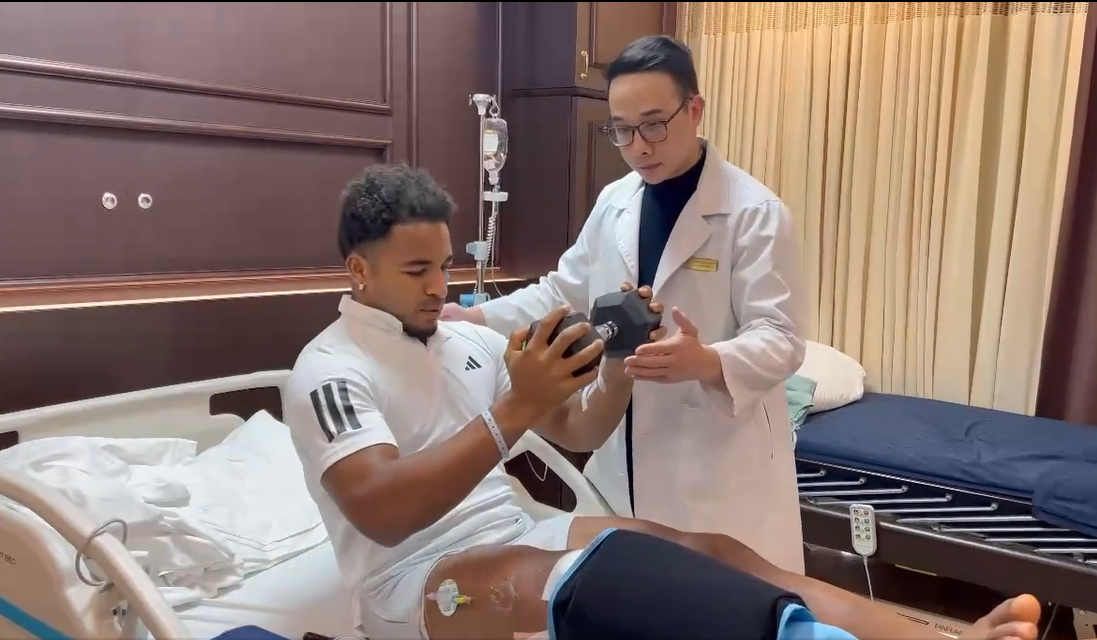 Tiền đạo Xuân Son tập luyện ngay trên giường bệnh